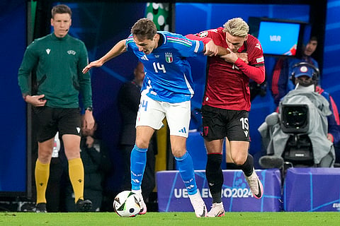 Taulant Seferi and Federico Chiesa compete for the ball